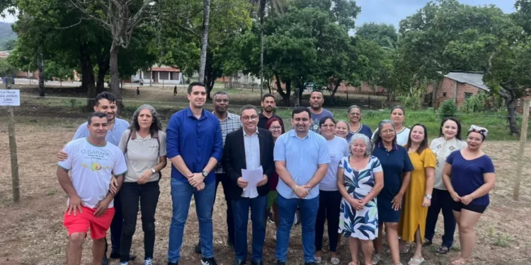 Secretário Henrique Nesello, secretário-executivo Fredim do Povo, vereador Marilon Barbosa, comerciantes e pequenos produtores de Taquaruçu – Foto Tainara Saraiva