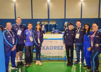 Secretário-executivo Lécio Guimarães comemora com estudantes-atletas do Xadrez o título de vice-campeã de Elisa Queiroz – Foto Divulgação