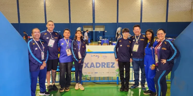 Secretário-executivo Lécio Guimarães comemora com estudantes-atletas do Xadrez o título de vice-campeã de Elisa Queiroz – Foto Divulgação