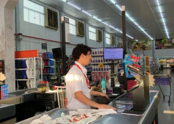 Segundo o Rikelmy Silva, gerente fiscal da rede de supermercados, é perceptível o aumento do movimento do comércio na data de liberação do auxílio – Foto Samile Marinho