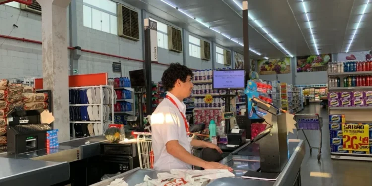 Segundo o Rikelmy Silva, gerente fiscal da rede de supermercados, é perceptível o aumento do movimento do comércio na data de liberação do auxílio – Foto Samile Marinho