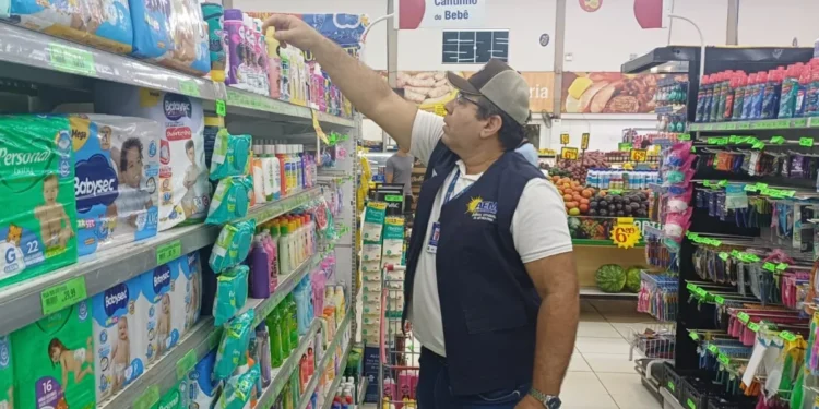 Equipe de Pré-Medidos da Agência de Metrologia fiscaliza produtos de higiene pessoal em estabelecimentos comerciais - Foto: Brenda Ramos/Governo do Tocantins