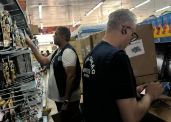 Equipe técnica da Agência de Metrologia verifica informações e Selo Inmetro em brinquedos - Foto: Brenda Ramos/Governo do Tocantins