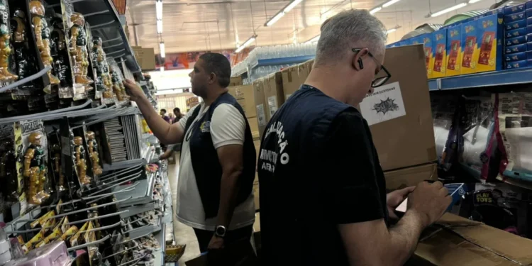 Equipe técnica da Agência de Metrologia verifica informações e Selo Inmetro em brinquedos - Foto: Brenda Ramos/Governo do Tocantins