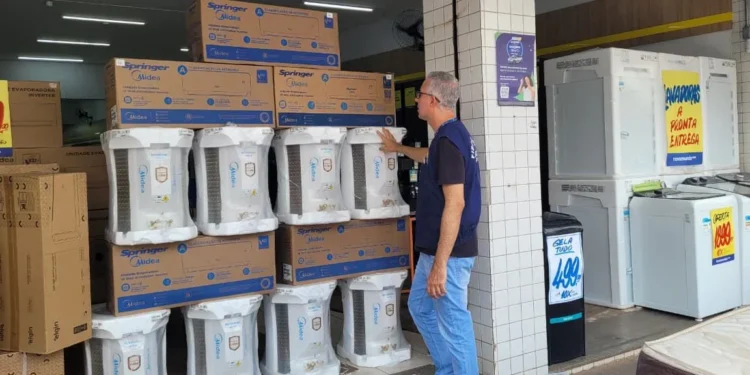 Equipe técnica da área de Qualidade verifica se produtos do comércio contam com o Selo Inmetro - Foto: Brenda Ramos/Governo do Tocantins