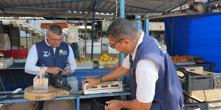 Agência de Metrologia faz fiscalização de balanças de pesagem na Feira da 304 Sul em Palmas