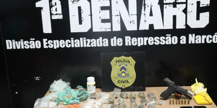 Dezenas de porções de drogas e arma de fogo foram apreendidas durante a ação. Foto-João Guilherme Lobasz -DICOM SSP TO