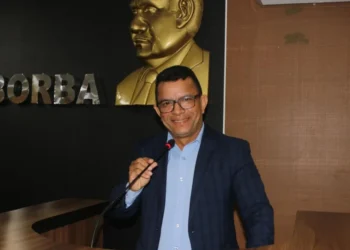 Paulinho Cavalcante busca reforma na Praça Adriano Milhomem e recuperação da Avenida Industrial