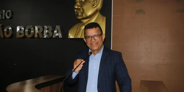 Paulinho Cavalcante busca reforma na Praça Adriano Milhomem e recuperação da Avenida Industrial