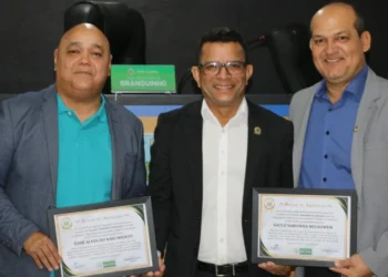 Saulo Milhomem e Jessé Nascimento são condecorados em Miracema através do vereador Paulinho Cavalcante