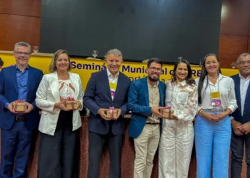 Representantes do Estado, do Município, do Poder Judiciário e de órgãos parceiros participaram do 1° Seminário Municipal do Creas em Palmas (Henrique Lopes / Ascom Setas)