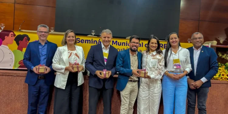 Representantes do Estado, do Município, do Poder Judiciário e de órgãos parceiros participaram do 1° Seminário Municipal do Creas em Palmas (Henrique Lopes / Ascom Setas)