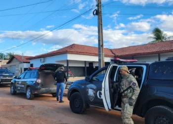 A operação também cumpriu cinco mandados de busca e apreensão em endereços ligados a outros suspeitos.