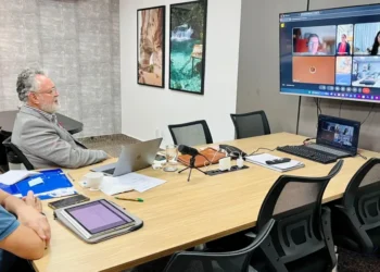 Secretário Divaldo Rezende, acompanhado do assessor técnico do Turismo, arquiteto Hildebrando Paz, durante reunião online com o Consulado Geral do Canadá. - Foto: Jordana Capistrano/Governo do Tocantins