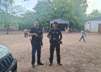 Delegado Elírio e policial civil da Delegacia de Novo Acordo durante visita a comunidade quilombola do Rio Preto. Foto: Dicom SSP/TO