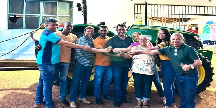 Tocantínia: Prefeito João Alberto entrega novo trator para fortalecer Agricultura Familiar no município