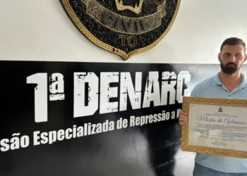 Delegado Thyago Bustorff ao receber a Moção de Aplauso - DICOM SSP TO