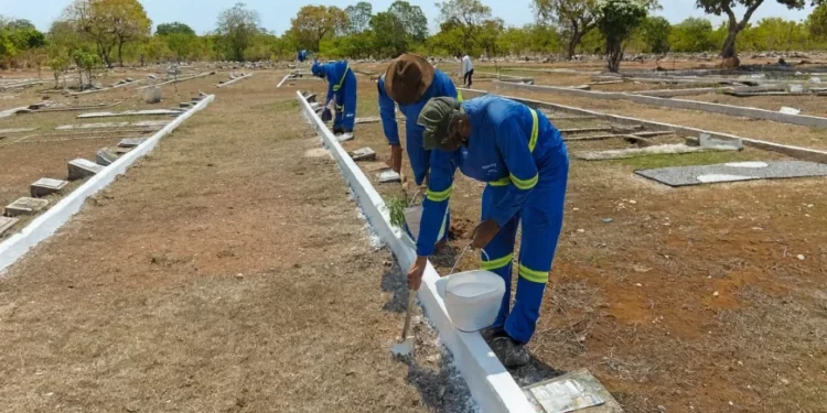 Cemitério Jardim da Paz é preparado para visitação do Dia de Finados no domingo, 02