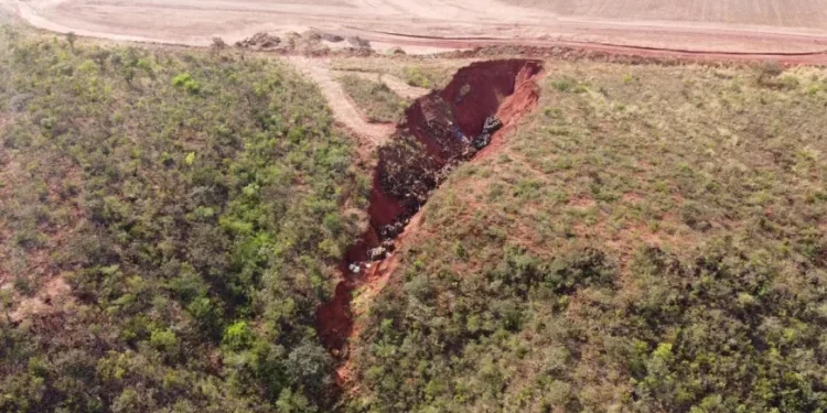 Homens são indiciados por descarte de resíduos que causou erosão nas Serras Gerais