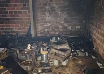 1ª Companhia Independente de Bombeiros atuou no controle das chamas em depósito comercial na madrugada desta terça-feira, 14, em Palmas. - Foto: Divulgação CBMTO