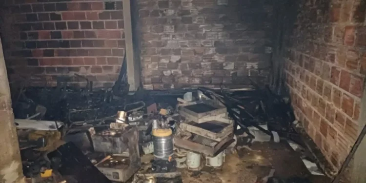 1ª Companhia Independente de Bombeiros atuou no controle das chamas em depósito comercial na madrugada desta terça-feira, 14, em Palmas. - Foto: Divulgação CBMTO