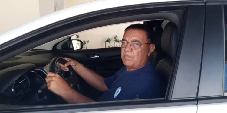 O servidor público aposentado, Natal Costa, já completou seus 60 anos e, mesmo nessa idade, ele consegue dirigir normalmente para resolver as coisas do dia a dia e também aproveitar momentos de lazer com a família e os amigos - Créditos: Felix Carneiro/Governo do Tocantins