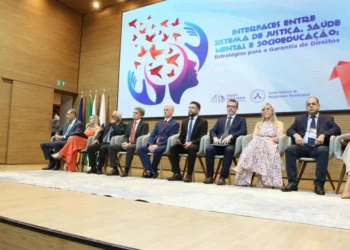 Dispositivo de honra na abertura do evento sobre Saúde Mental e Socioeducação. (Foto: Hodirley Canguçu/TJTO)