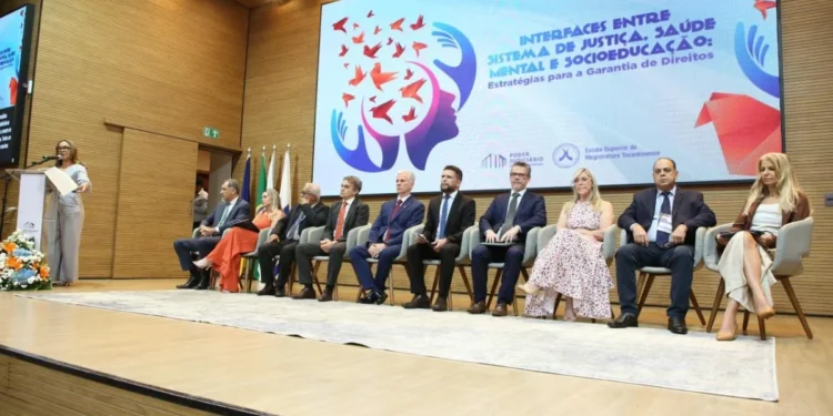 Dispositivo de honra na abertura do evento sobre Saúde Mental e Socioeducação. (Foto: Hodirley Canguçu/TJTO)