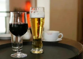 Vinho e cerveja também podem ser contaminados por metanol? Entenda