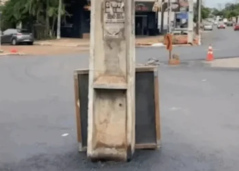 Poste no meio da rua chama a atenção em cidade do Paraná