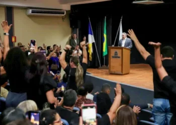Cerimônia de anúncio contou a participação de dezenas de representantes da comissão dos aprovados do concurso da educação - Foto: Adilvan Nogueira/Governo do Tocantins