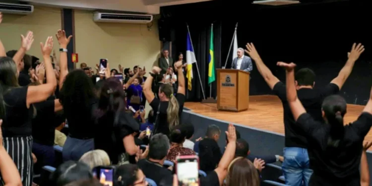 Cerimônia de anúncio contou a participação de dezenas de representantes da comissão dos aprovados do concurso da educação - Foto: Adilvan Nogueira/Governo do Tocantins