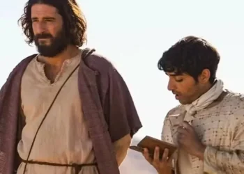 Ator de The Chosen perdeu 11 kg para viver Jesus na Cruz: veja fotos