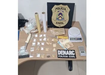 Drogas e demais apetrechos apreendidos na casa de suspeito em Araguaína - Foto: DICOM SSP TO