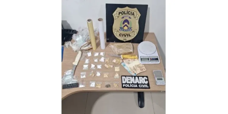 Drogas e demais apetrechos apreendidos na casa de suspeito em Araguaína - Foto: DICOM SSP TO