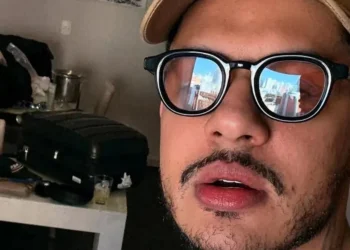 Após receber alta, Hungria posa com equipe médica e agradece fãs