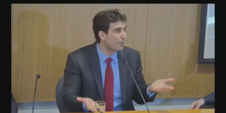 O presidente do Banco Central do Brasil, Gabriel Galípolo, durante palestra realizada na Fundação Fernando Henrique Cardoso (IFHC), em São Paulo, nesta segunda-feira (06). — Foto: Reprodução/IFHC