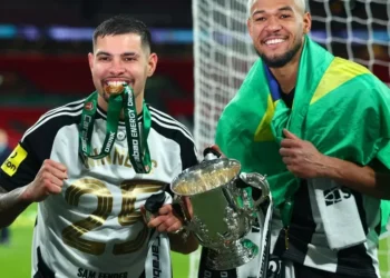 Seleção: problema em avião atrasa apresentação de dupla do Newcastle