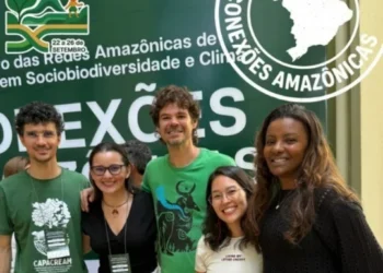 A reitora Maria Santana e o professor André Demarchi durante o registro da assinatura da Carta de Belém, elaborada em encontro pré-COP30. (Foto: Divulgação)