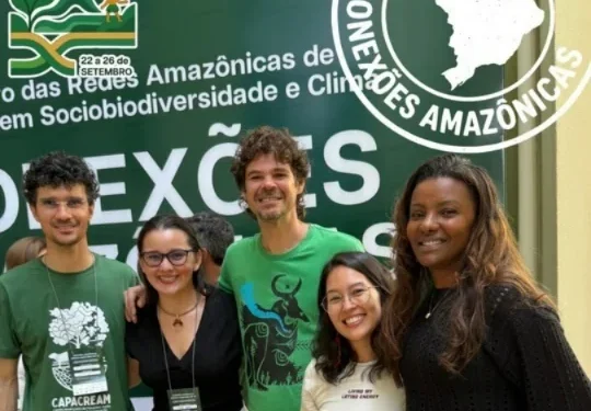 A reitora Maria Santana e o professor André Demarchi durante o registro da assinatura da Carta de Belém, elaborada em encontro pré-COP30. (Foto: Divulgação)