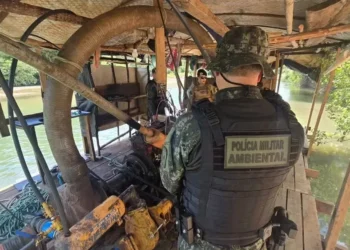Momento do flagrante em draga no Rio Manoel Alves — Foto: Divulgação/Polícia Militar