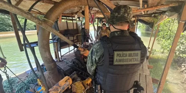 Momento do flagrante em draga no Rio Manoel Alves — Foto: Divulgação/Polícia Militar