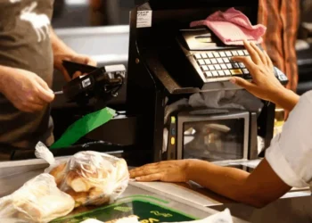 Inflação invisível: brasileiros pagam mais e levam menos