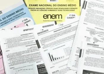 Provas de redação do Enem: todos os anos, candidatos precisam escrever um texto dissertativo-argumentativo no exame — Foto: Celso Tavares/G1