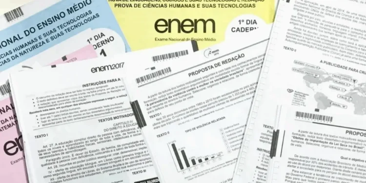 Provas de redação do Enem: todos os anos, candidatos precisam escrever um texto dissertativo-argumentativo no exame — Foto: Celso Tavares/G1