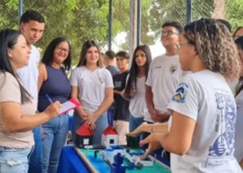 Prof Maria Izabel E Pablina avaliando os estudantes que apresentaram as etapas do tratamento de água e esgoto - Foto: Divulgação/Seduc/Governo do Tocantins