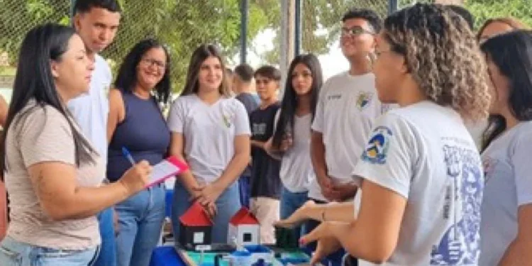 Prof Maria Izabel E Pablina avaliando os estudantes que apresentaram as etapas do tratamento de água e esgoto - Foto: Divulgação/Seduc/Governo do Tocantins