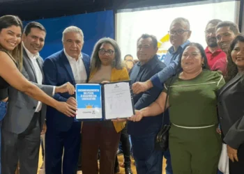 "Neste Dia do Professor, recebemos um presente muito especial: o envio do nosso PCCR à Assembleia", comemora o parlamentar - Foto: Thatiane Cunha