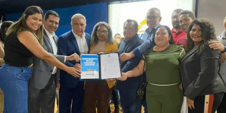 "Neste Dia do Professor, recebemos um presente muito especial: o envio do nosso PCCR à Assembleia", comemora o parlamentar - Foto: Thatiane Cunha