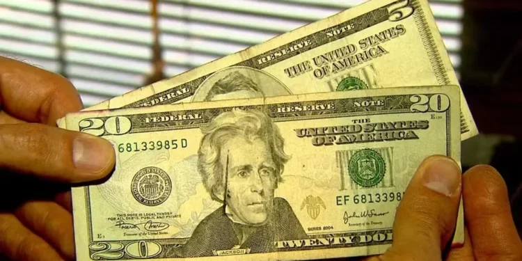 Foto: Notas de 5 e de 20 dólares dólar exportação — Foto: Reprodução/EPTV